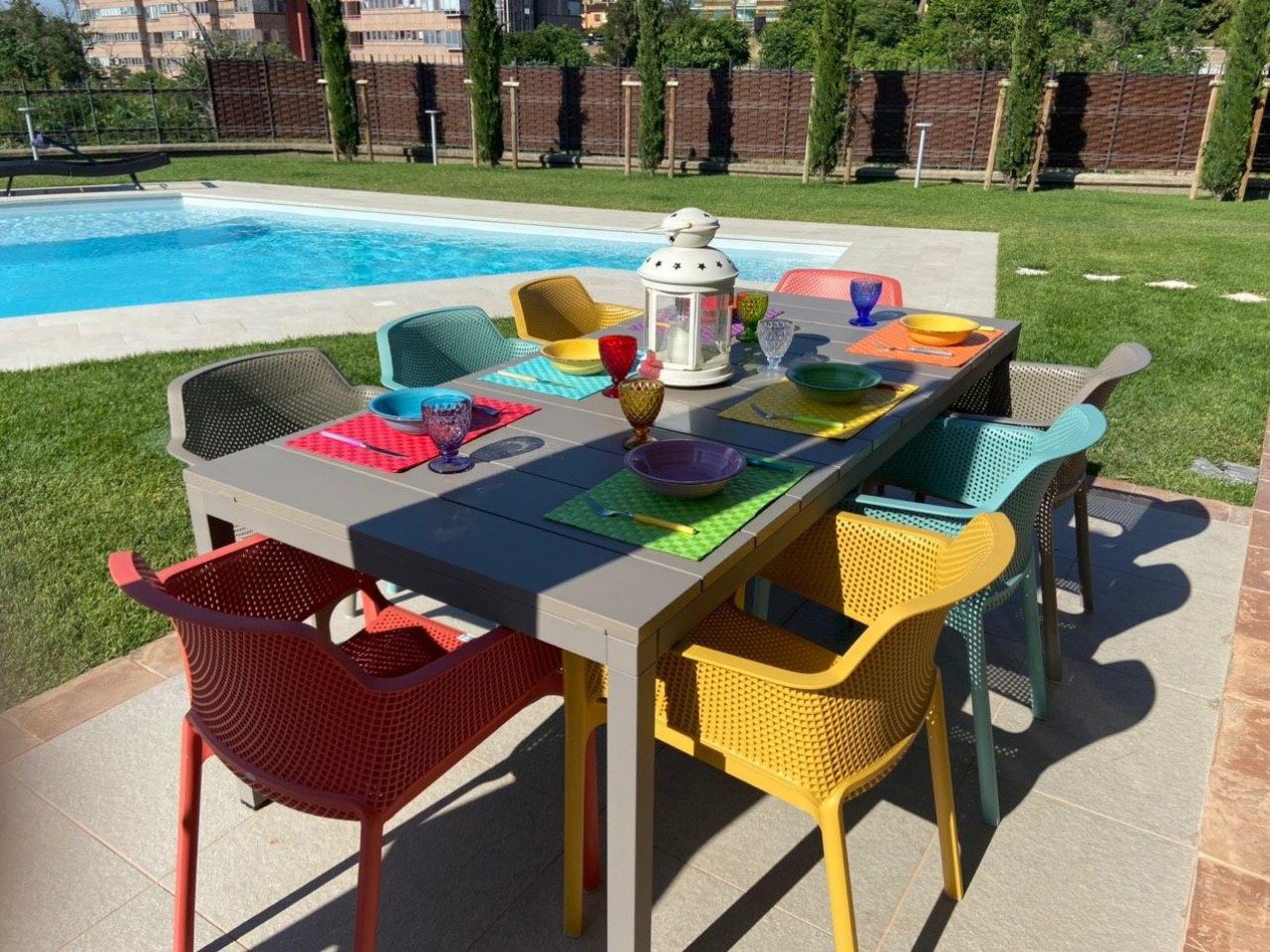 Scopri i Testimonial del prodotto Set tavolo da giardino Rio 210/280 con 8 sedie Net Arcobaleno