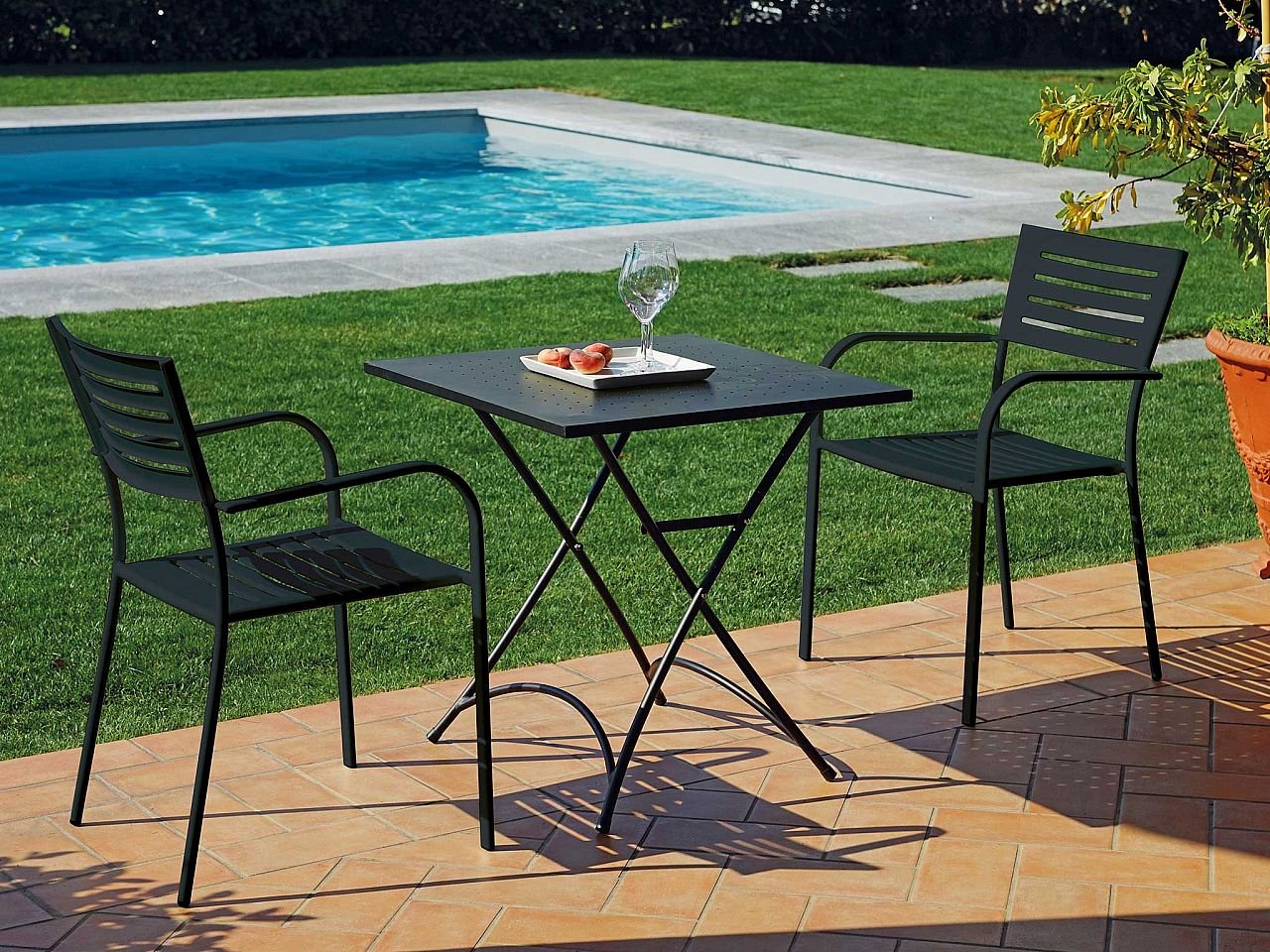 https://www.oo-home.shop/source_data/ecom-product-data/sxga/ftf59tavolo-pieghevole-quadrato-stresa-70-70-ferro-nero-antiruggine-giardino-esterno-greenwood-oohome-selection-1__JPG_C917A1CB130EB483.jpg