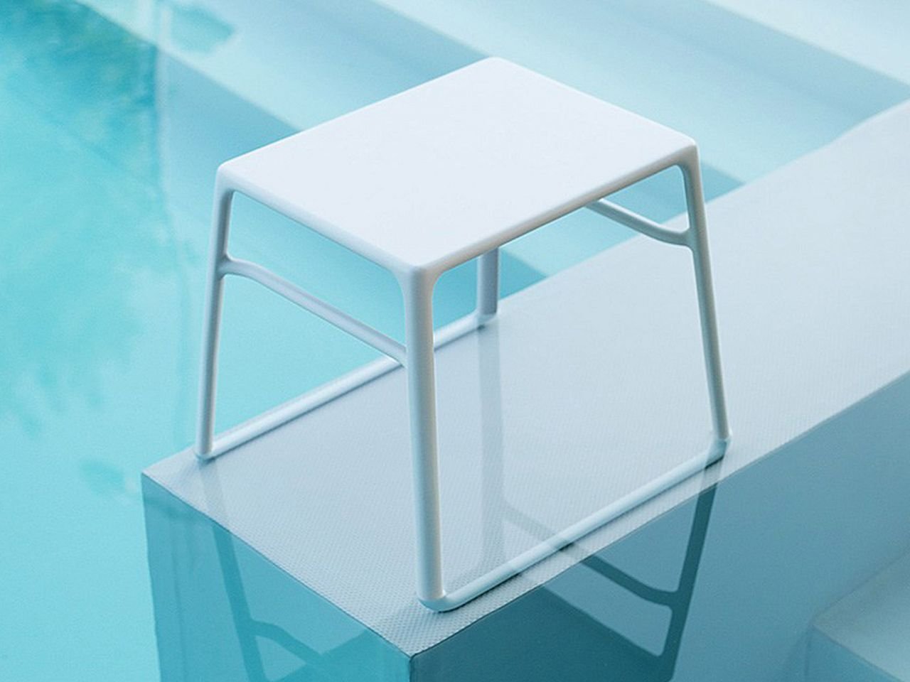Set lettini piscina Atlantico con tavolino Pop - v8