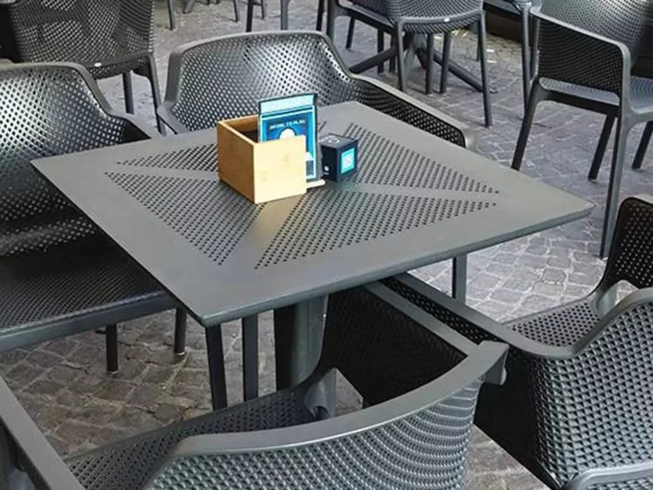 Set tavolo Clipx 70 con 4 sedie Net - v2